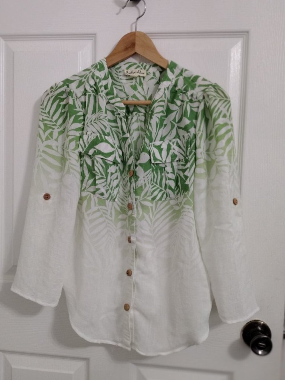 Indigo Rose Tropical Leaf Blouse Medium Green White Roll Tab Sleeve Lightweight - Picture 3 of 6